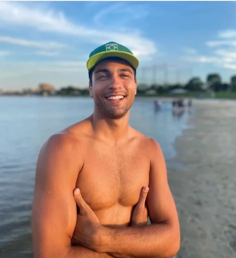 Atleta do vôlei, Vinicius Freitas denuncia ataques homofóbicos: “Pessoas estão doentes”