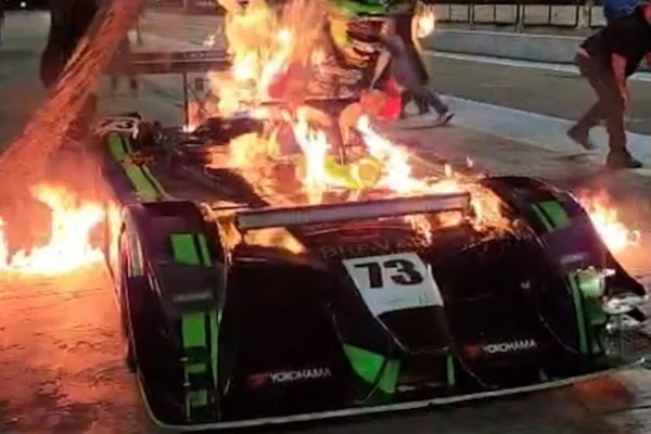 Carro de piloto brasileiro pega fogo durante corrida no fim de semana