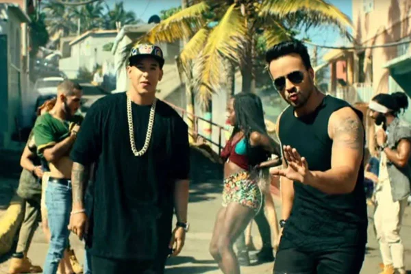 Foto colorida de Luís Fonsi e Daddy Yankee no clipe de Despacito - Metrópoles