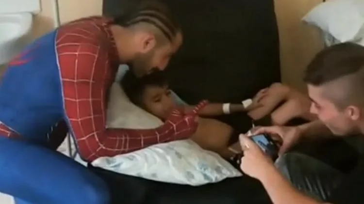 BBB18: Kaysar se veste de Homem-Aranha e visita crianças em hospital - imagem 6 BBB18: Kaysar se veste de Homem-Aranha e visita crianças em hospital - imagem 6