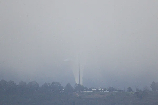 Torre de TV digital encoberta por forte neblina