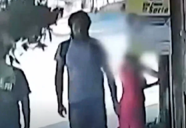 Imagem de homem passando a mão na nádega de uma mulher - Metrópoles