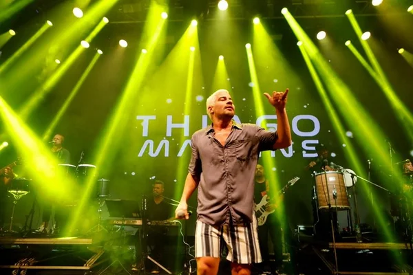 Thiago Martins posa na praia e “volume” chama atenção: “Zoom inevitável”