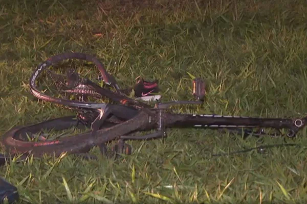 Bicicleta retorcida após ser atingida por carro na EPTG - Metrópoles