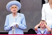 A rainha Elizabeth com o bisnetinho Louis