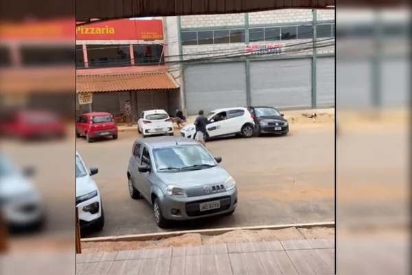 Carro branco batendo em carro preto em briga de trânsito
