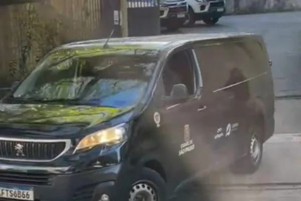 Carro funerário deixa IML de SP com corpo de uma das vítimas de acidente aéreo da VoePass - Metrópoles