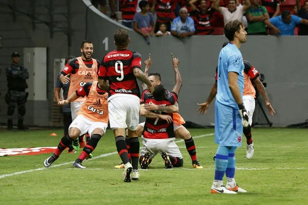 Após briga de torcidas, Fla volta ao DF para enfrentar o São Paulo