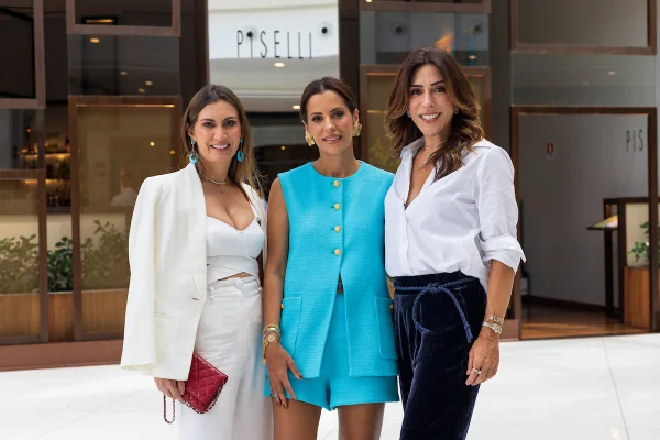 Paula Torres recebe convidadas em tarde de confraternização no Piselli