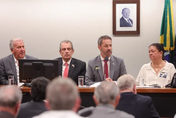 Foto colorida da Comissão de Esporte na Câmara dos Deputados - Metrópoles
