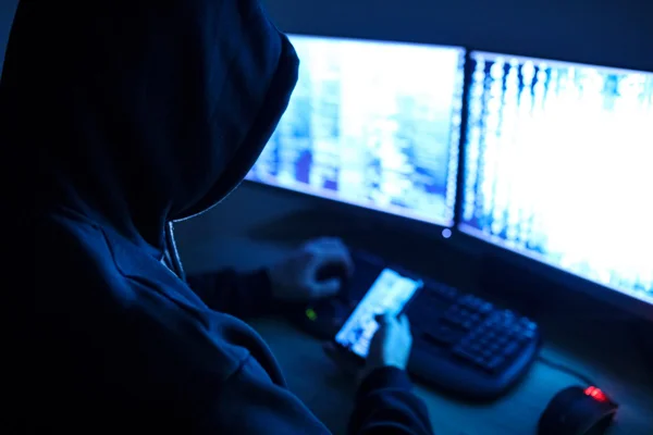 Imagem de hacker em ação - Metrópoles