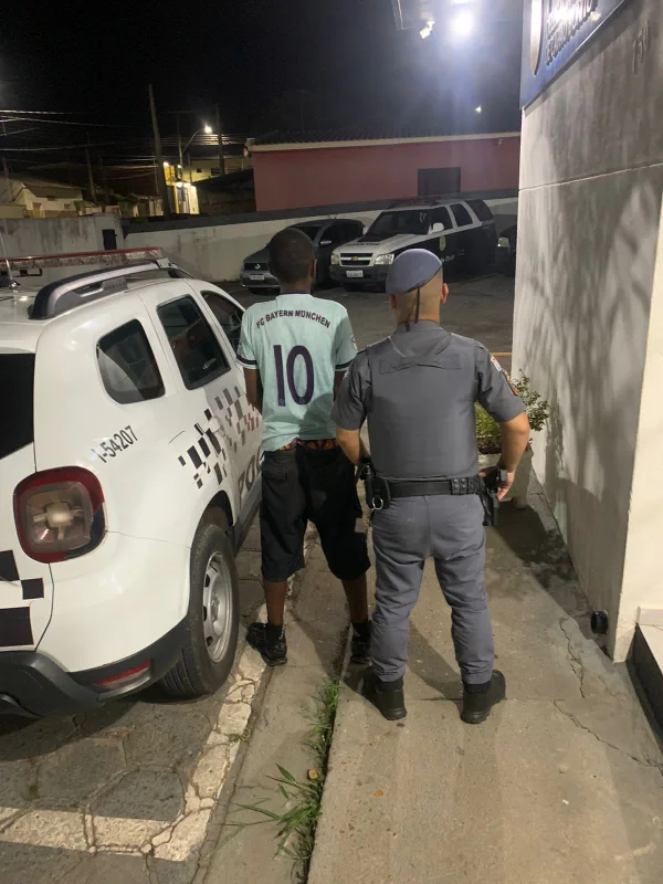 Imagem colorida mostra PM prendendo um homem com uma camisa do Bayern; ele cortou uma tornozeleira eletrônica para não voltar de "saidinha" - Metrópoles