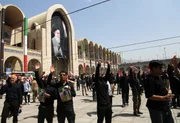 Imagens mostram milhares de iranianos em despedida de Ali Khamenei - imagem 3 Imagens mostram milhares de iranianos em despedida de Ali Khamenei - imagem 3