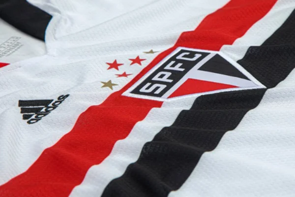 Adidas coloca tênis vetado por São Paulo à venda e irrita clube
