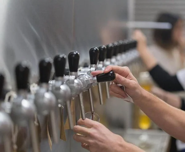 Quanto mais fresca, melhor! Tomar cerveja na fábrica é uma ótima ideia