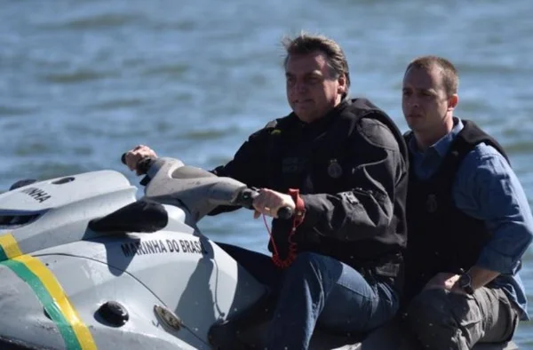 Bolsonaro quer reduzir imposto e facilitar habilitação para jet ski