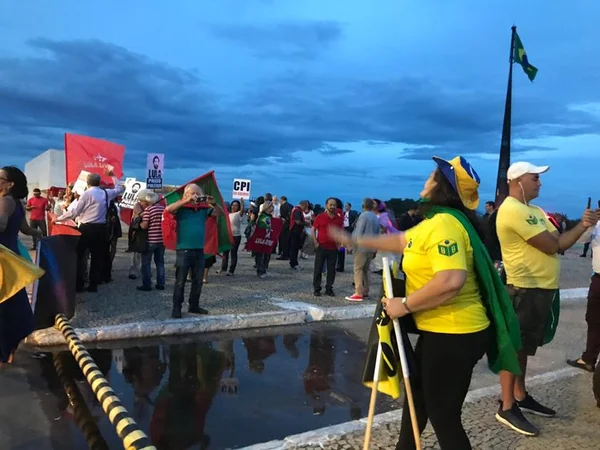 PM contém manifestantes contra e a favor de tornar homofobia crime
