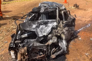 Destroços do carro carbonizado e da carreta tombada ocupam a GO-010 após colisão em Luziânia