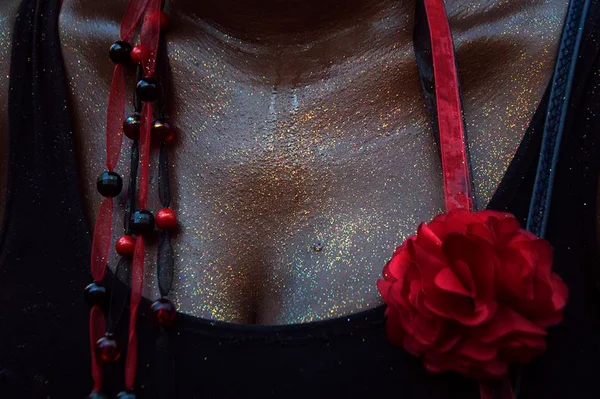 Mulher fantasiada e suada no Carnaval - Metrópoles
