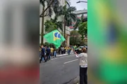 Manifestantes pró-Flávio em frente ao Insper Manifestantes pró-Flávio em frente ao Insper