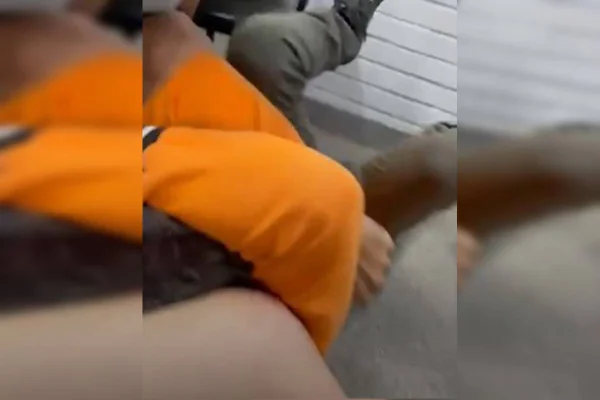Professor leva nove socos de pai de aluna após advertir uso de celular
