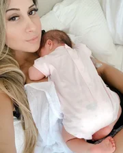 A mamãe-coruja pretende esperá-la crescer A mamãe-coruja pretende esperá-la crescer