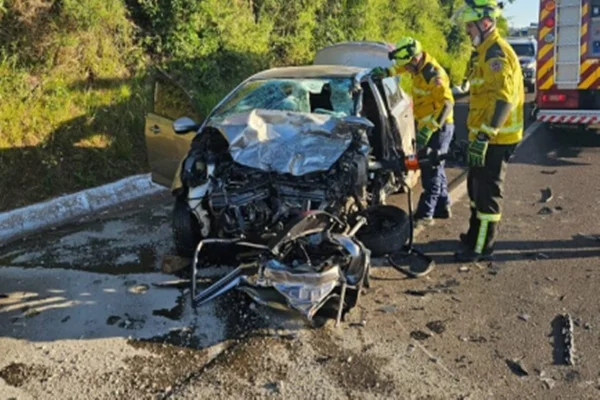 Foto colorida acidente de carro que matou homem em SC