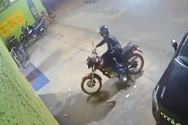 Ladrão perde dinheiro durante fuga
