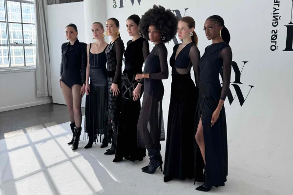 Na imagem com cor, foto de marcas brasileiras desfilando na New York Fashion Week - metrópoles