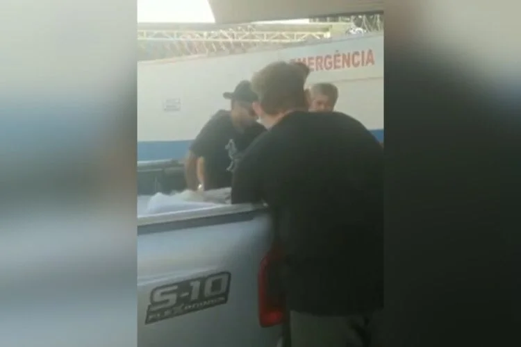 Familiares retiram idosa de carroceria de caminhonete Familiares retiram idosa de carroceria de caminhonete