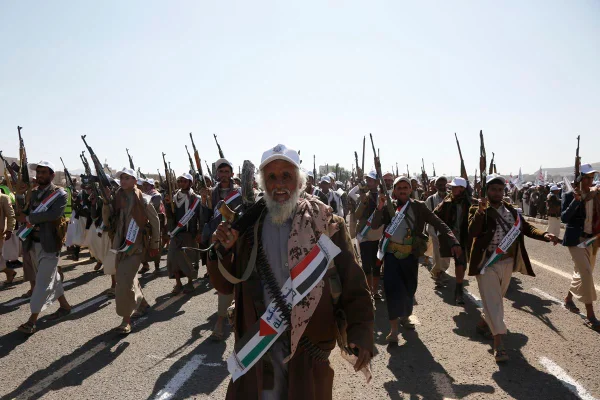 Imagem colorida mostra iemenitas membros do Houthis empunhando armas - Metrópoles