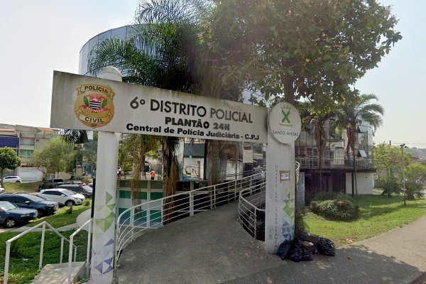 Fachada colorida do 6º DP de Santo André, onde policiais extorquiam funkeiros e influenciadores. - Metrópoles