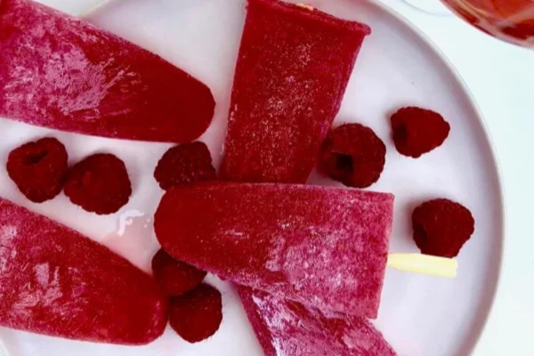 Pinole de vinho rosé e framboesas