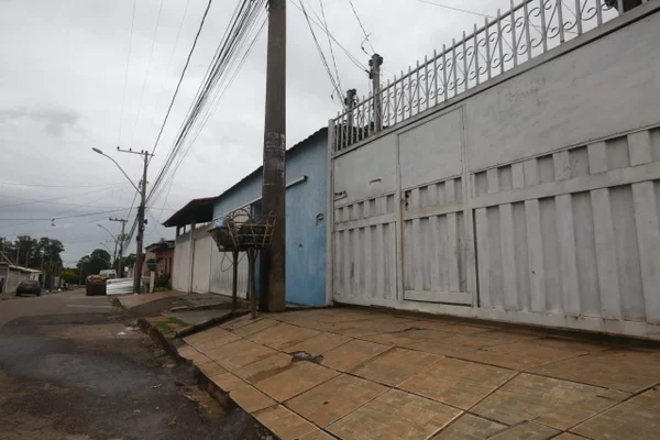 Homem que esfaqueou família é indiciado por feminicídio e 4 tentativas