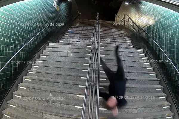 Imagens mostram homem caindo de escadaria do metrô