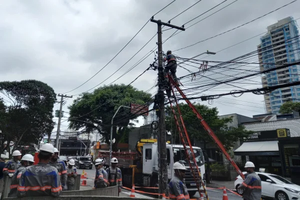 Imagem mostra equipe da Enel trabalhando em poste na zona oeste de SP - Metrópoles