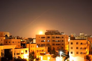 "HEBRON, CISJORDÂNIA – 21 DE JUNHO: Mísseis lançados do Irã em retaliação aos ataques israelenses são vistos no céu sobre Hebron, na Cisjordânia, em 21 de junho de 2025. (Foto de Wisam Hashlamoun/Anadolu via Getty Images)"

