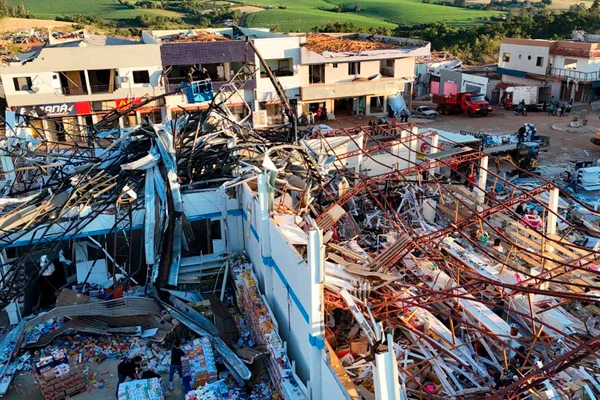 Tornado com ventos de até 250 km:h devastou o município de Rio Bonito do Iguaçu, no Paraná. Ao menos seis pessoas morreram. Estragos destruição Metrópoles