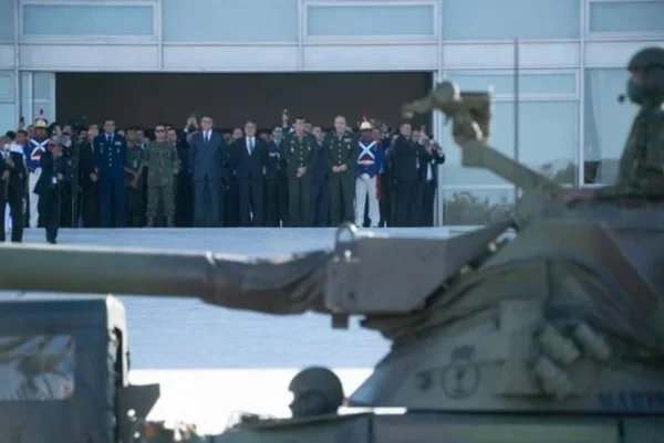 Marinha impõe sigilo de 5 anos a operação de desfile de tanques no Planalto