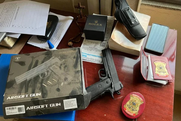 Impostor: com distintivo e arma falsa, idoso se diz "delegado" do MP