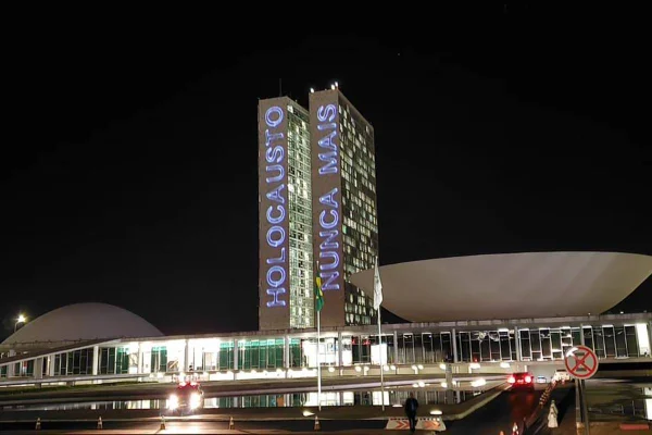 Torres do Congresso Nacional recebem projeção com frase "Holocausto nunca mais" - Metrópoles