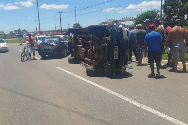 Dupla é presa por PM após capotar caminhonete roubada no DF