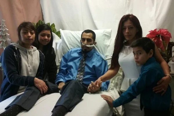 Homem com câncer terminal se casa horas antes de morrer em hospital