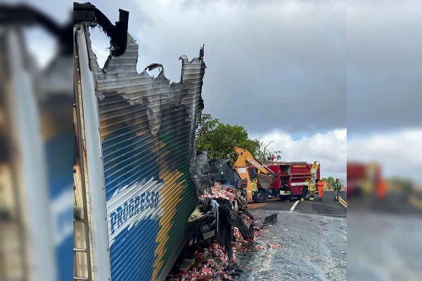 Carreta pega fogo e espalha leite condensado em rodovia de Caldas Novas