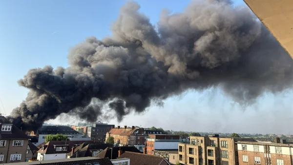 imagem colorida incendio mercado bairro judaico londres