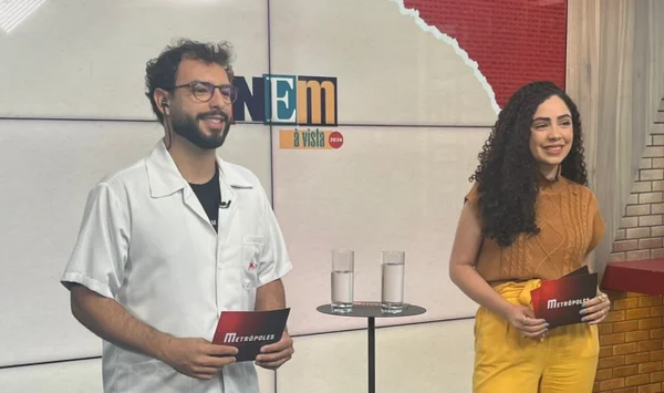 Foto colorida de gravação do terceiro episódio do videocast Enem à Vista - Metrópoles