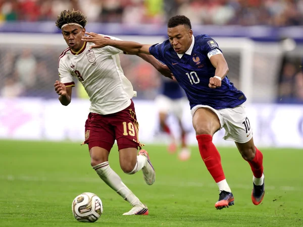 Lamine Yamal e Kylian Mbappé disputam bola em jogo da Copa do Mundo