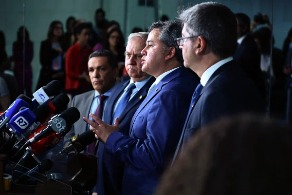 Imagem mostra lideranças do Senado após reunião sobre a MP das Reonerações