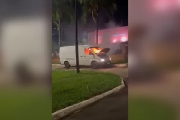 van pegando fogo em São Sebastião