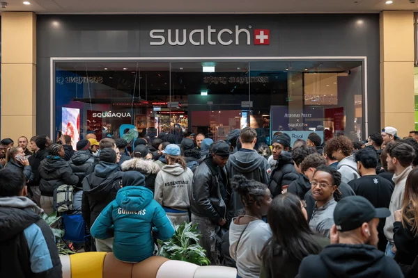 foto com cor. caos no lançamento da collab audemars piguet x swatch - metrópoles